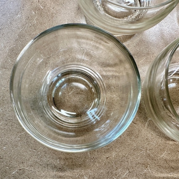 SET OF 6, CLEAR BOWLS. FOOTED BOTTOMS. BELIEVE TO BE VINTAGE. 4 1/4”W X 3” H - Picture 3 of 5
